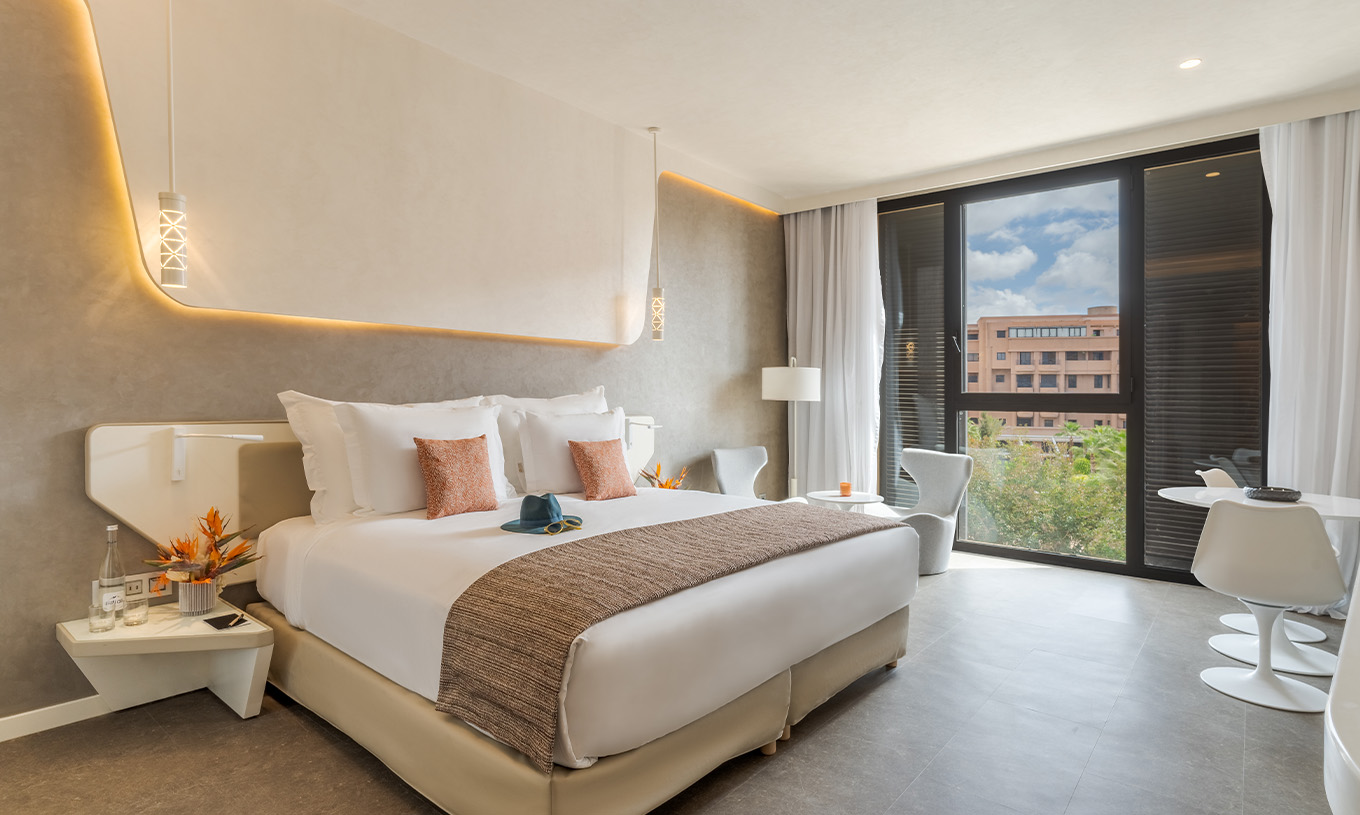 El Cuarto CR7 del Pestana CR7 Marrakech tiene una cama doble cómoda y una decoración moderna en tonos beige