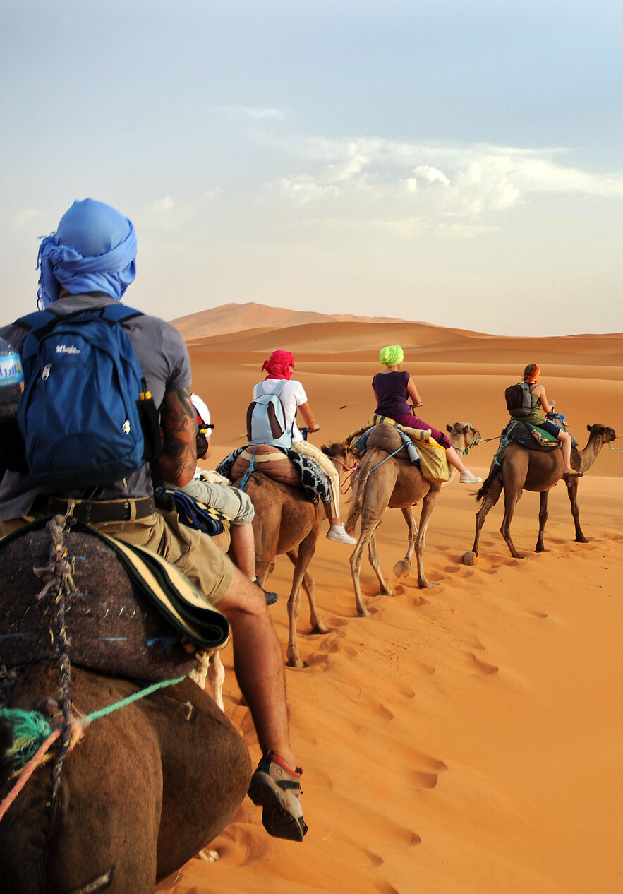 Descubra Marruecos y explore el desierto del Sahara montado en un camello en una excursión con un guía local.