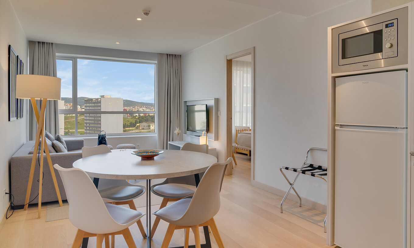 La Suite del Pestana Tanger City Center cuenta con una cocina con frigorífico, microondas y mesa para comidas