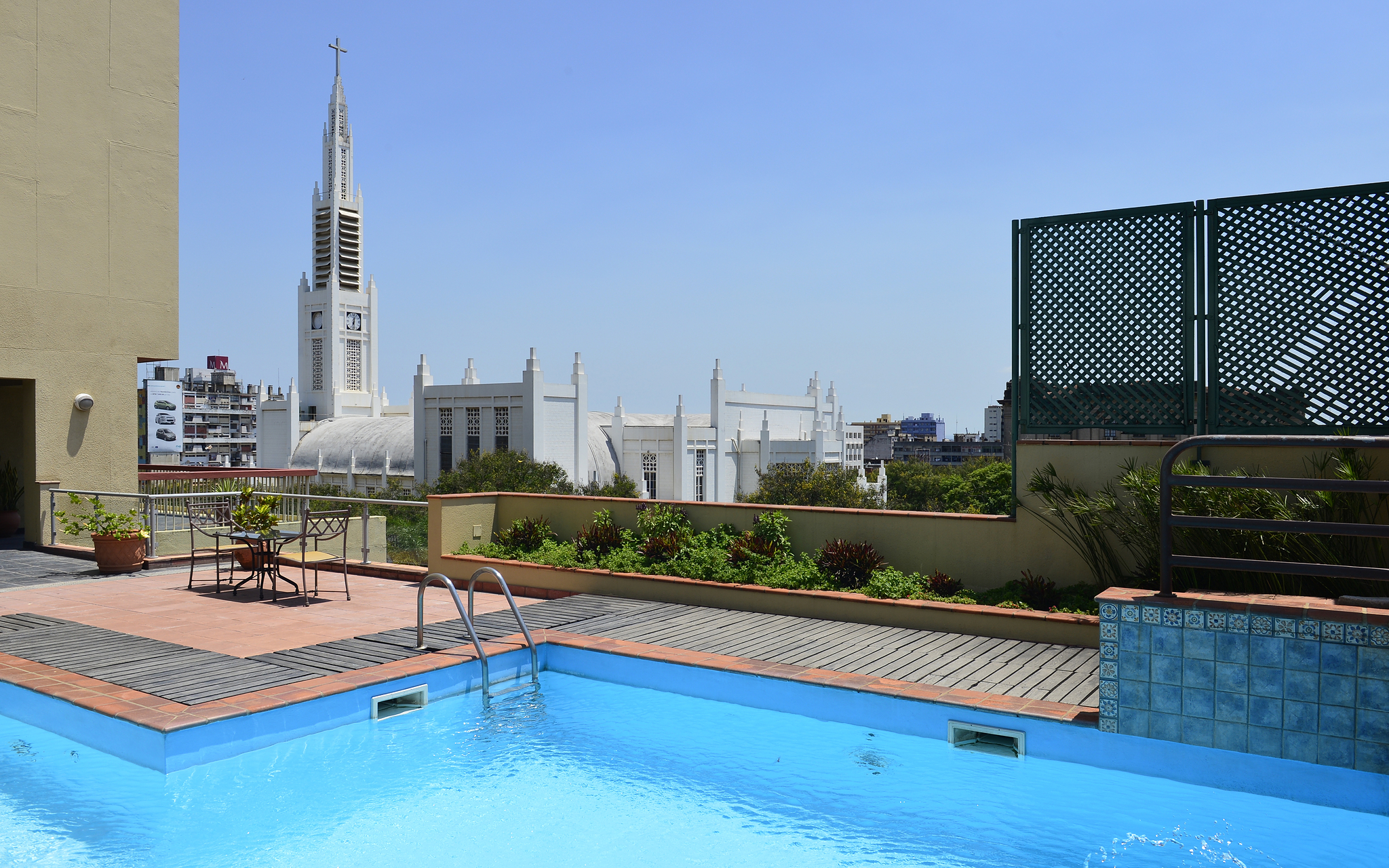 Azotea con piscina y vista a la Catedral de Maputo de Pestana Rovuma, un hotel de 4 estrellas en Maputo