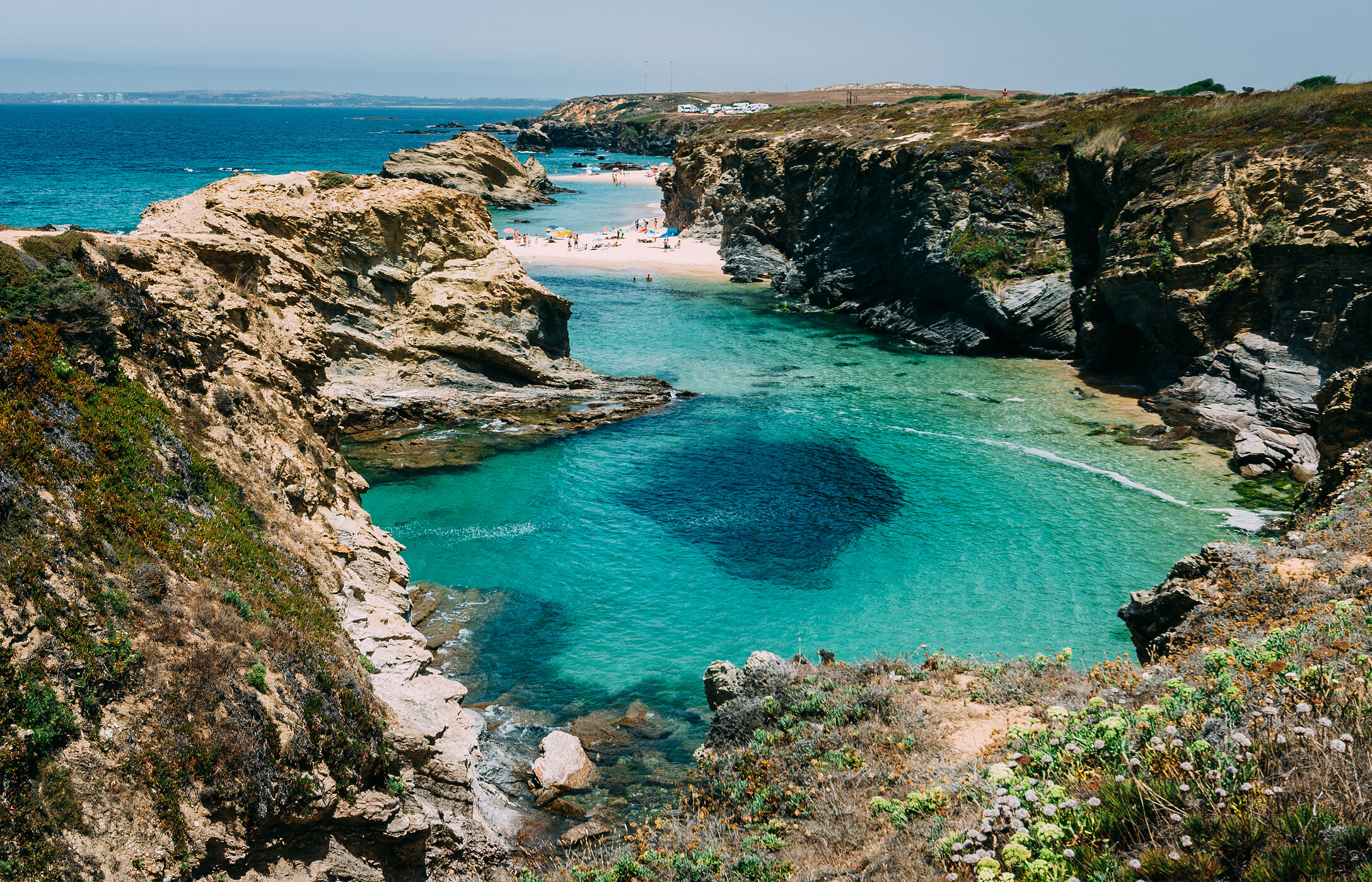 Paisaje paradisíaco de Praia da Samoqueira en Alentejo, escondida entre acantilados y con aguas cristalinas