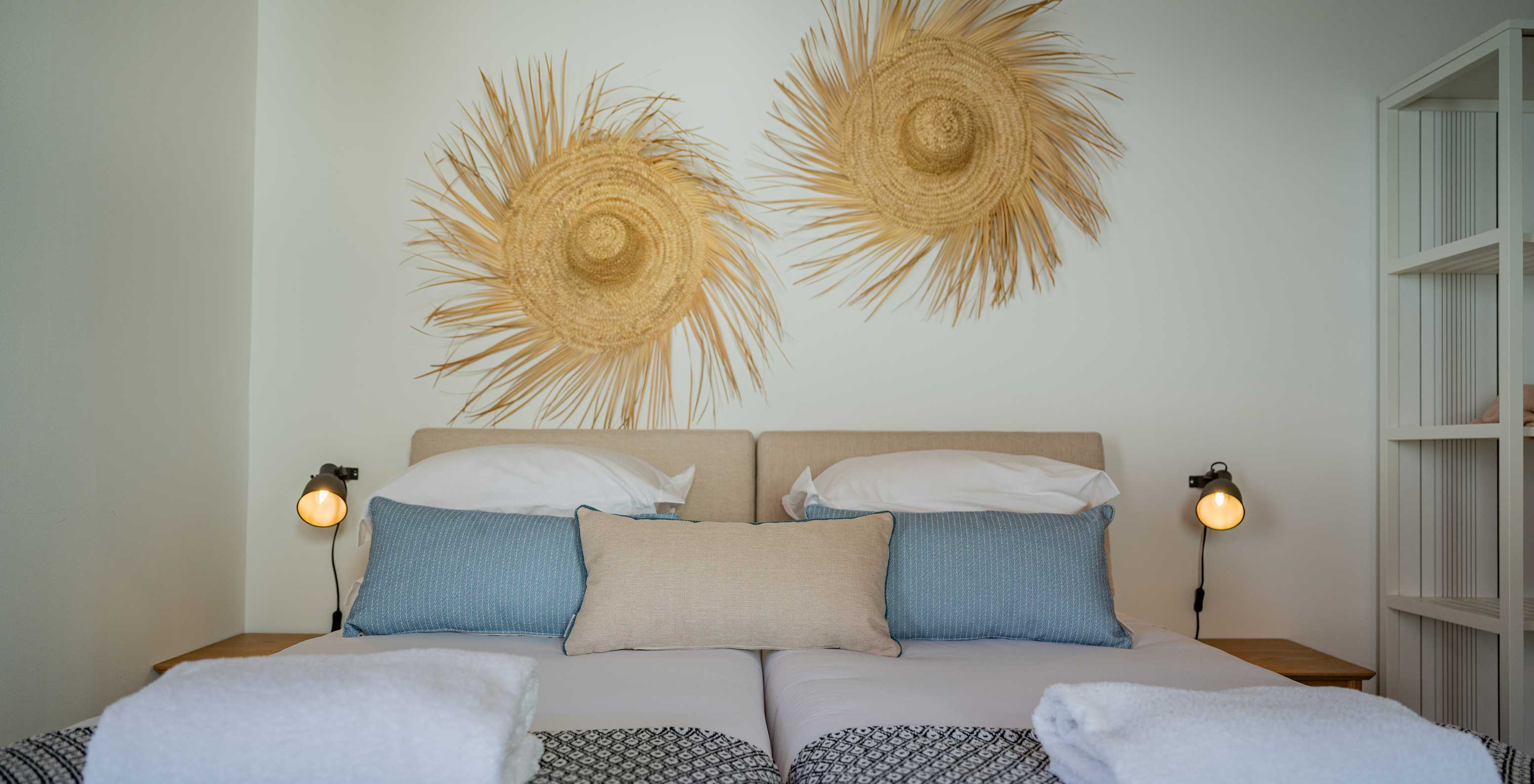 La Standard Villa de Pestana Comporta Village Residences tiene una cama doble con decoración de paja en la pared