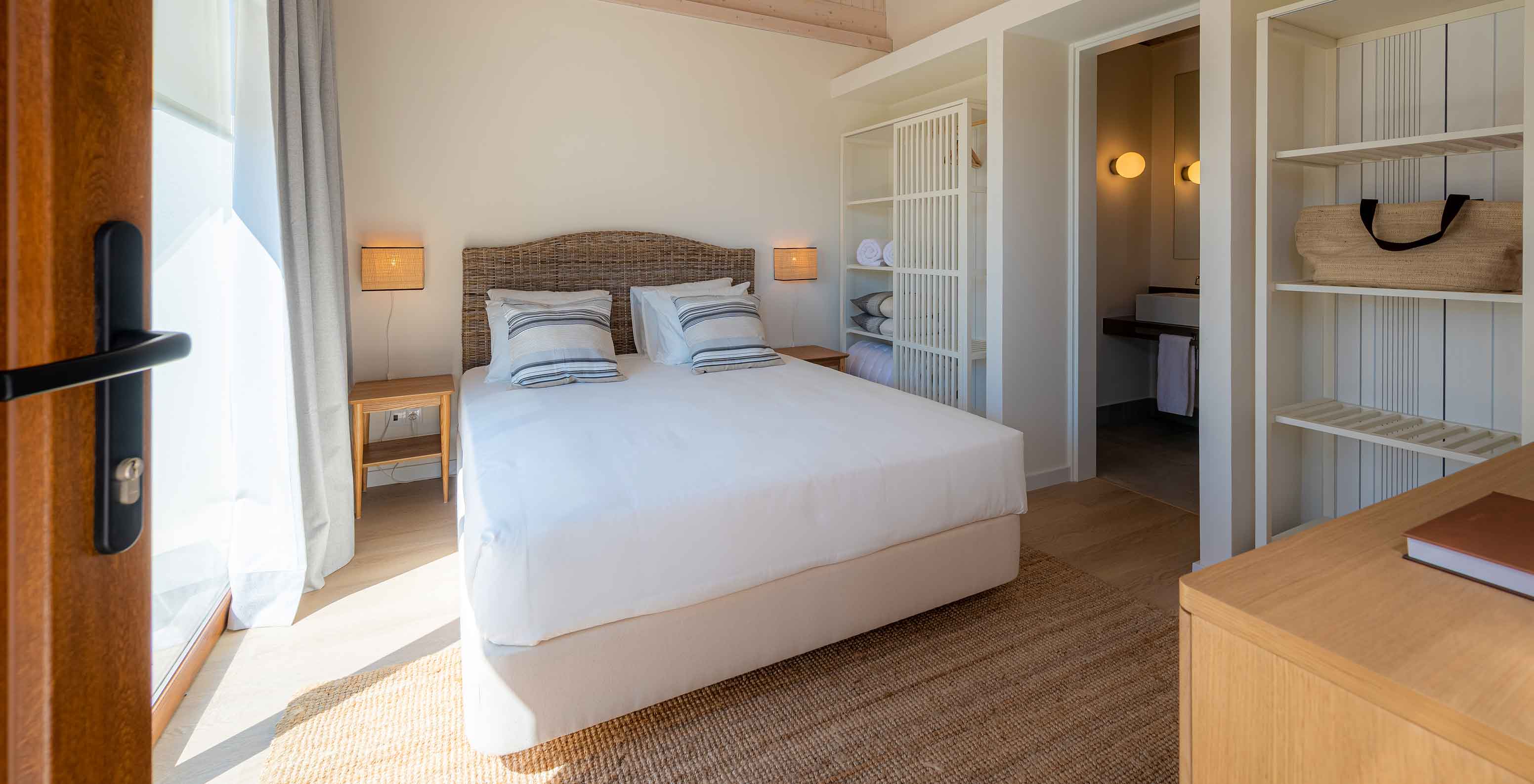 La Standard Villa T2 de Pestana Comporta Village Residences tiene un dormitorio con cama doble y decoración sencilla