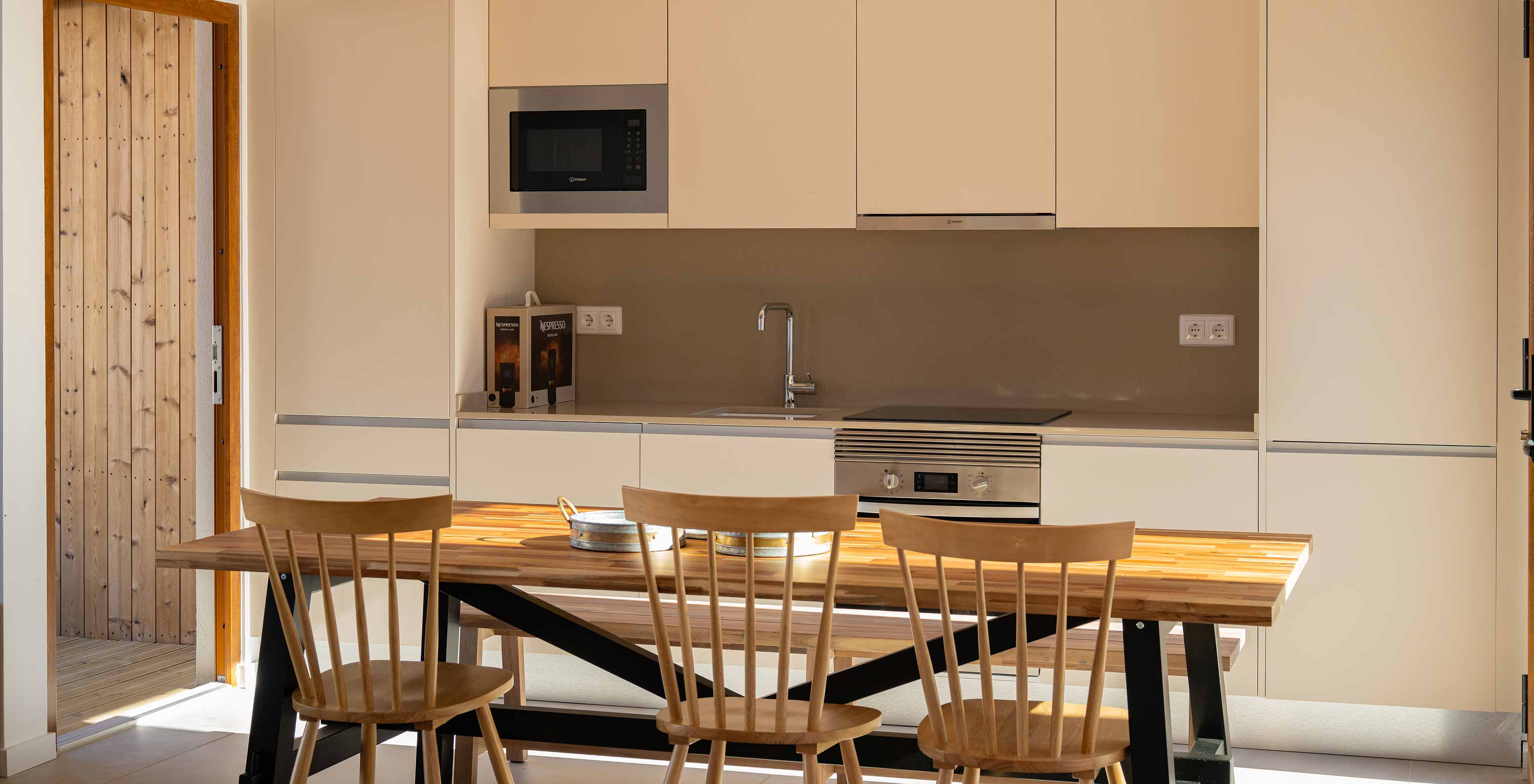 La Superior Villa de Pestana Comporta Village Residences tiene una cocina moderna con mesa de madera y horno