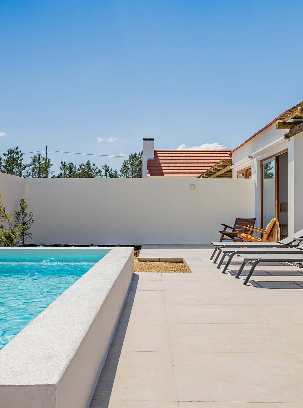 La Premium Green Villa de Pestana Comporta Village Residences tiene una piscina, tumbonas y una pérgola al aire libre