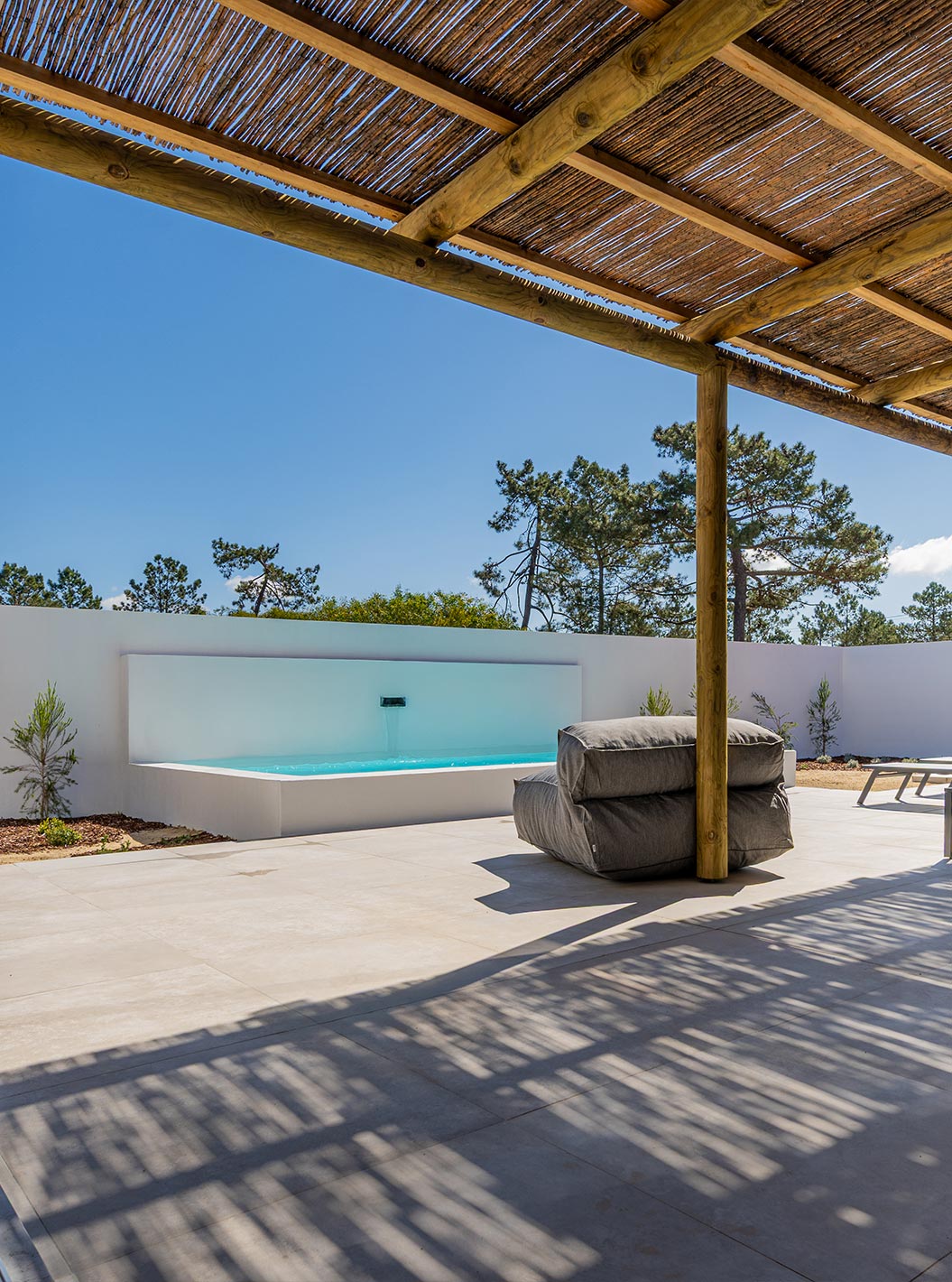 La Premium Villa de Pestana Comporta Village Residences tiene un patio con piscina y una cubierta de madera