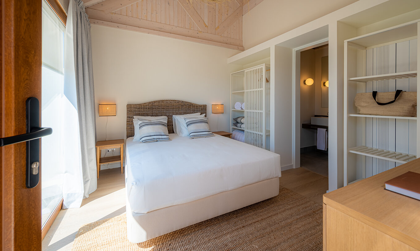 La Standard Green Villa de Pestana Comporta Village Residences tiene un dormitorio con cama doble y decoración sencilla