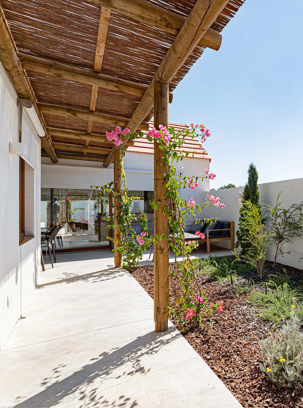 La Standard Villa T2 de Pestana Comporta Village Residences tiene un jardín con plantas y una pérgola de madera
