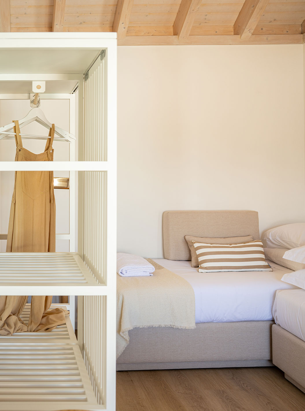 La Standard Villa de Pestana Comporta Village Residences tiene un vestidor con armario blanco y decoración de paja