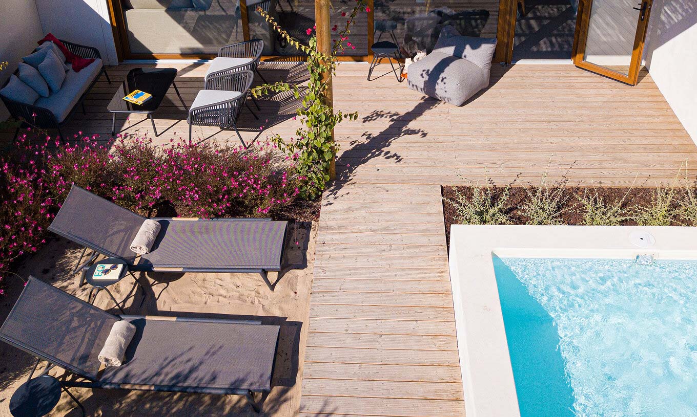 La Standard Villa de Pestana Comporta Village Residences tiene una terraza con piscina, tumbonas y plantas
