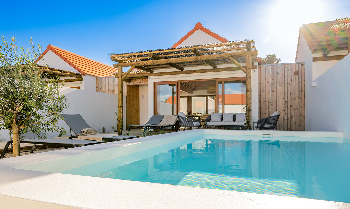 La Superior Green Villa de Pestana Comporta Village Residences tiene un exterior con piscina y varias tumbonas