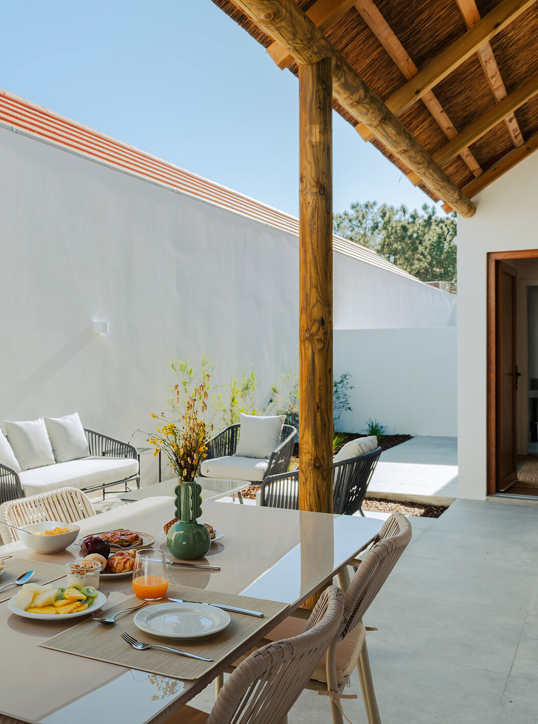 La Superior Villa de Pestana Comporta Village Residences tiene un patio exterior con mesa para comer y sofá