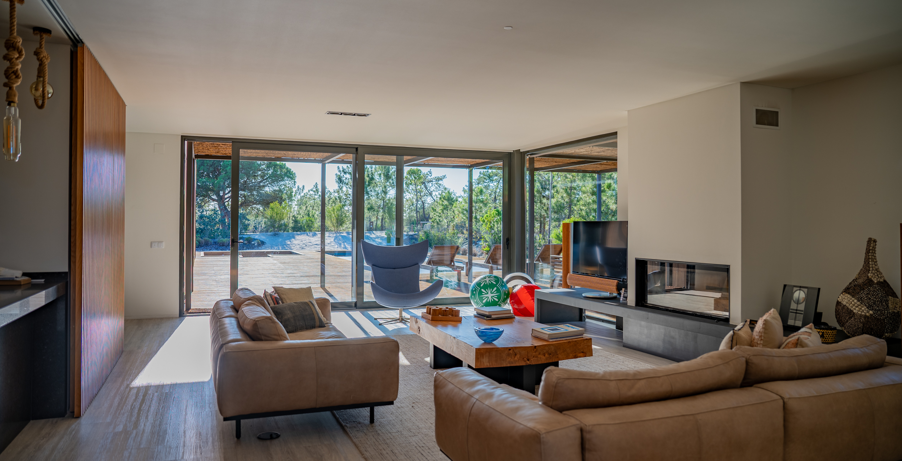 Las Exclusive Villas con Piscina Privada del Pestana Tróia Eco Resort tienen una amplia sala con dos sofás y una mesa