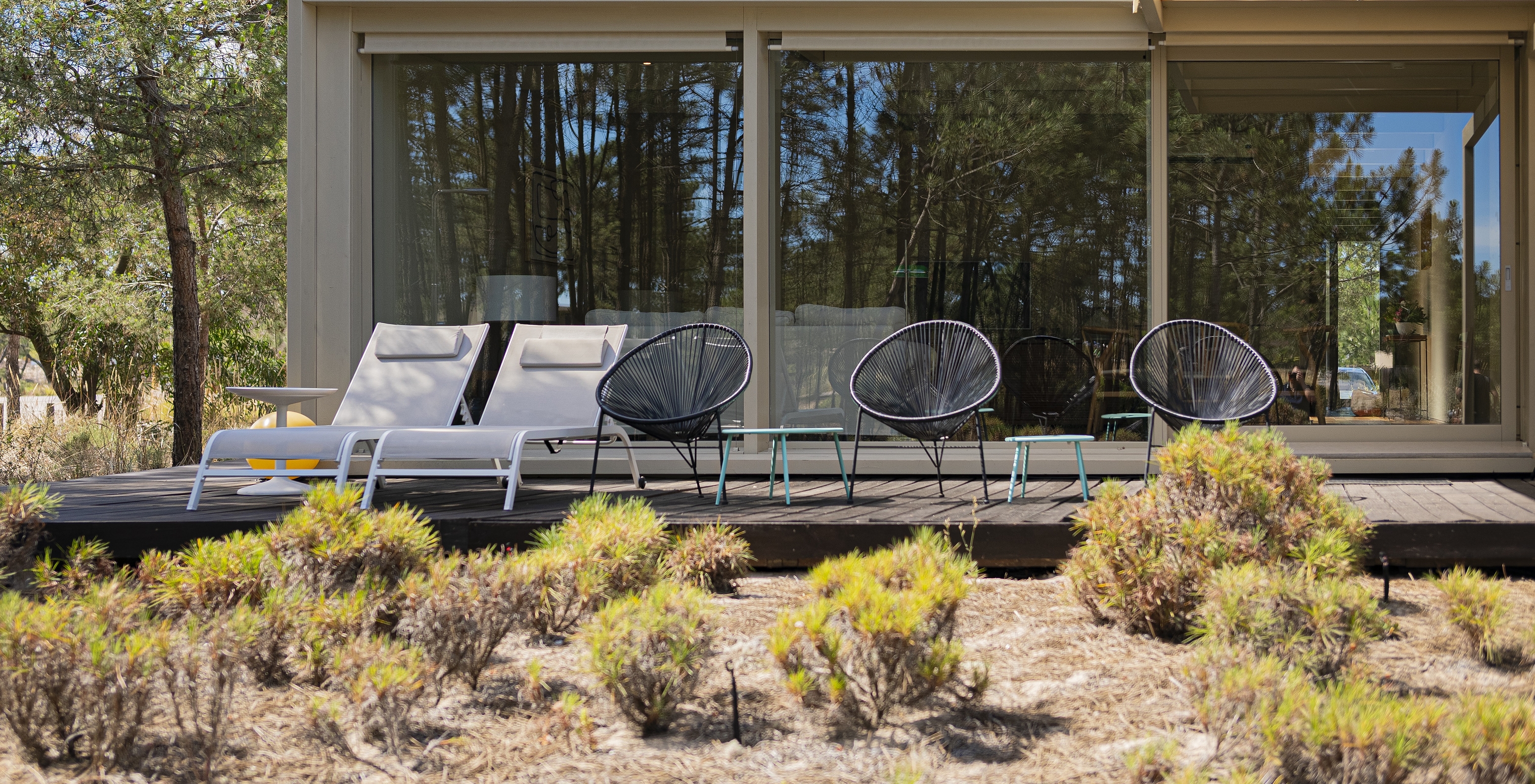 La Townhouse del Pestana Tróia Eco Resort tiene una terraza con tumbonas y tres sillas