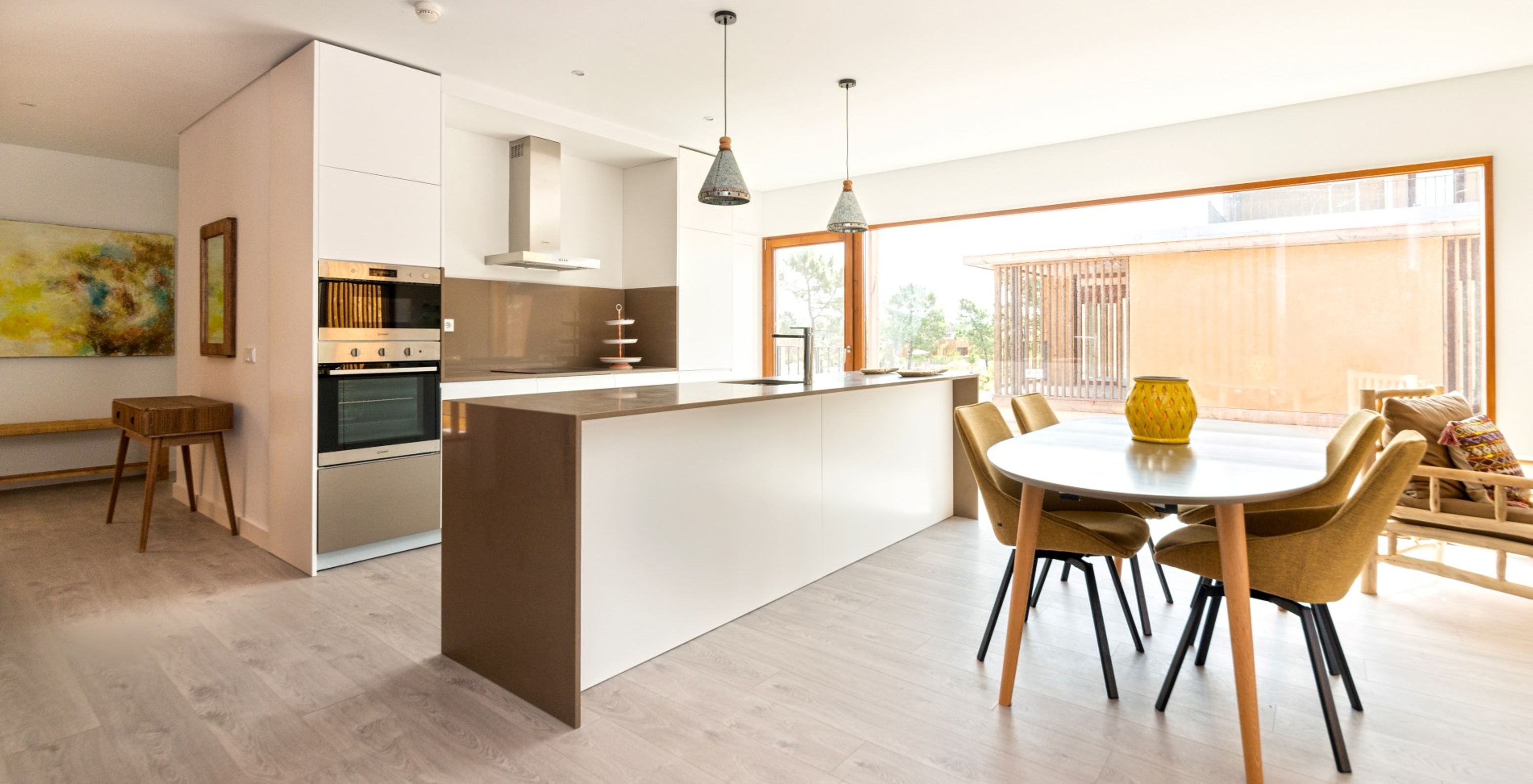 El Apartamento Eco Village 1º Piso Vistas del Pestana Tróia Eco Resort tiene una cocina con encimera y mesa con sillas