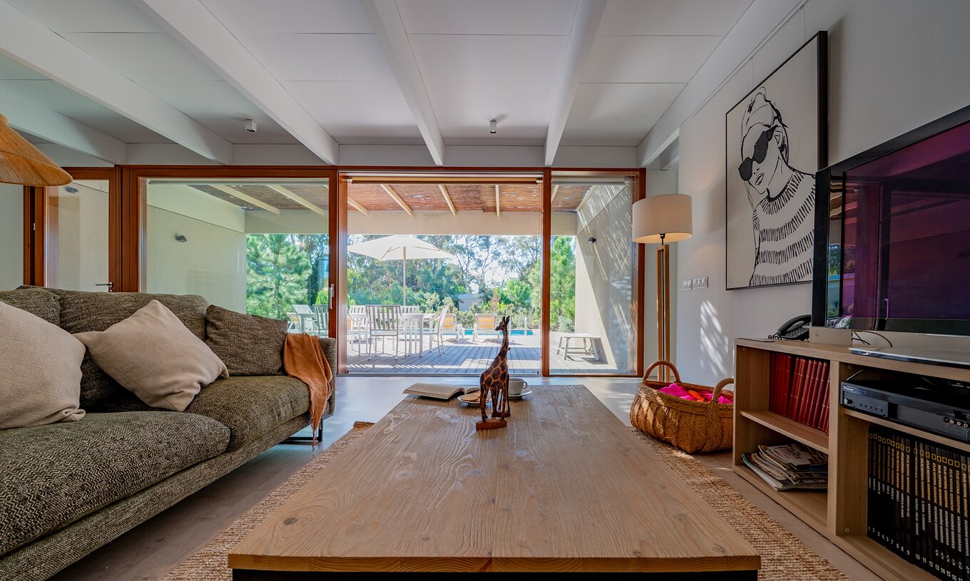 Las Villas de 4 Habitaciones del Pestana Tróia Eco Resort tienen una sala con sofá, acceso a la terraza y televisión