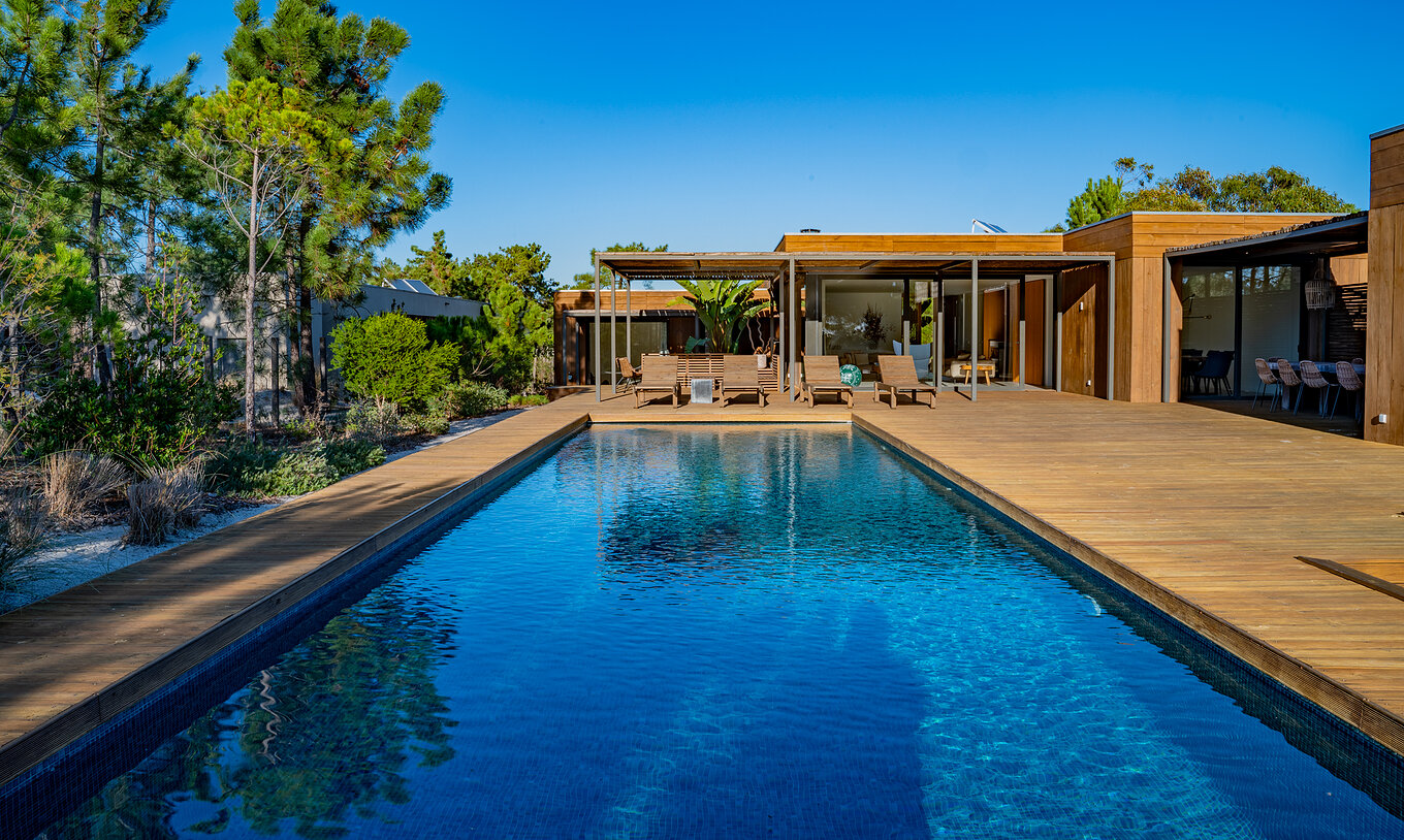 Las Exclusive Villas con Piscina Privada del Pestana Tróia Eco Resort tienen una amplia piscina con varias tumbonas