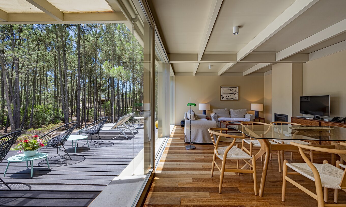 La Townhouse del Pestana Tróia Eco Resort tiene una sala con sofás y mesas y conexión al deck exterior