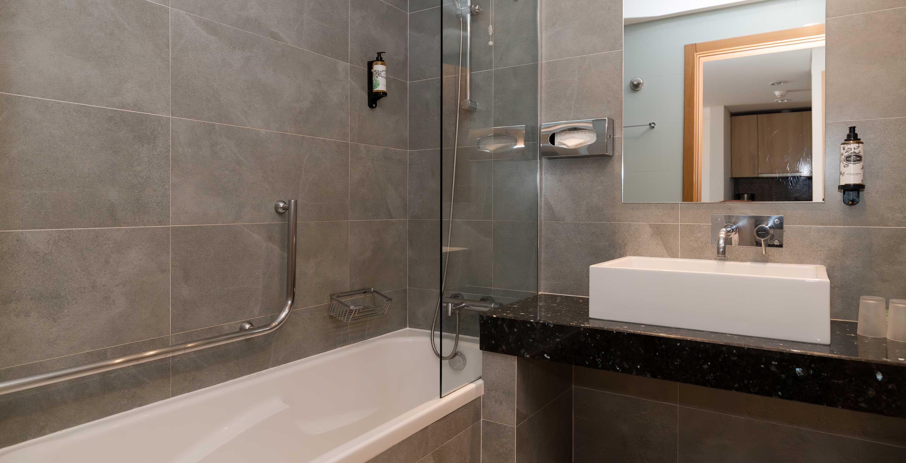 Apartamento T1 Vista Mar en Pestana Alvor Beach Villas tiene baño con bañera y lavabo con espejo