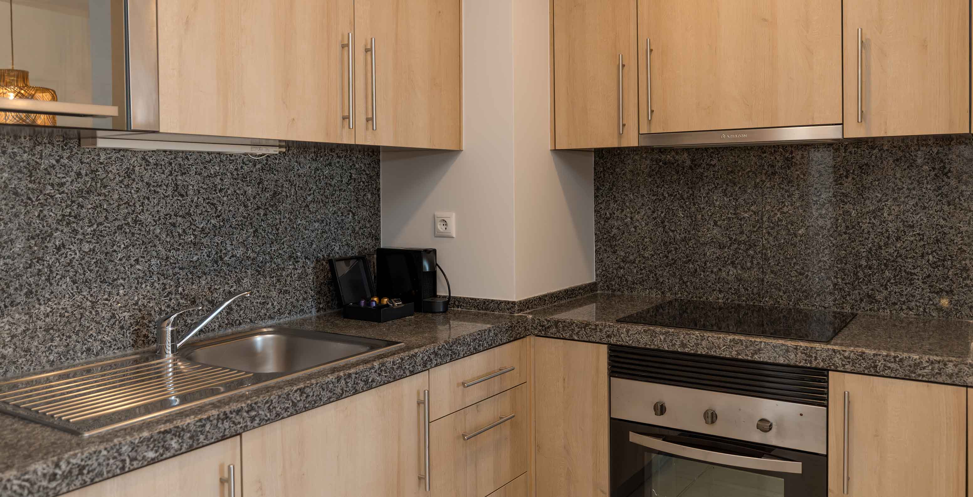 Apartamento T1 Vista Jardín en Pestana Alvor Beach Villas tiene una cocina con fogón, fregadero y cafetera