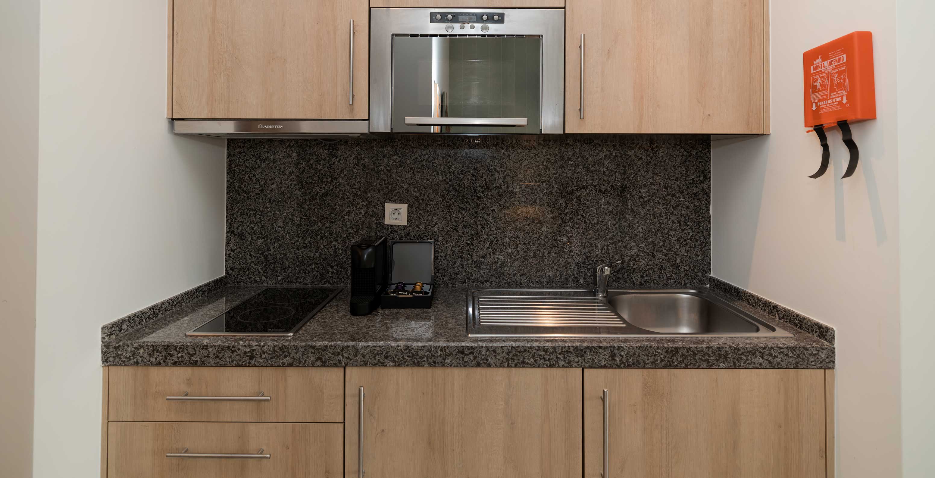 Estudio Vista Mar en Pestana Alvor Beach Villas tiene una kitchenette con fogón, fregadero y cafetera