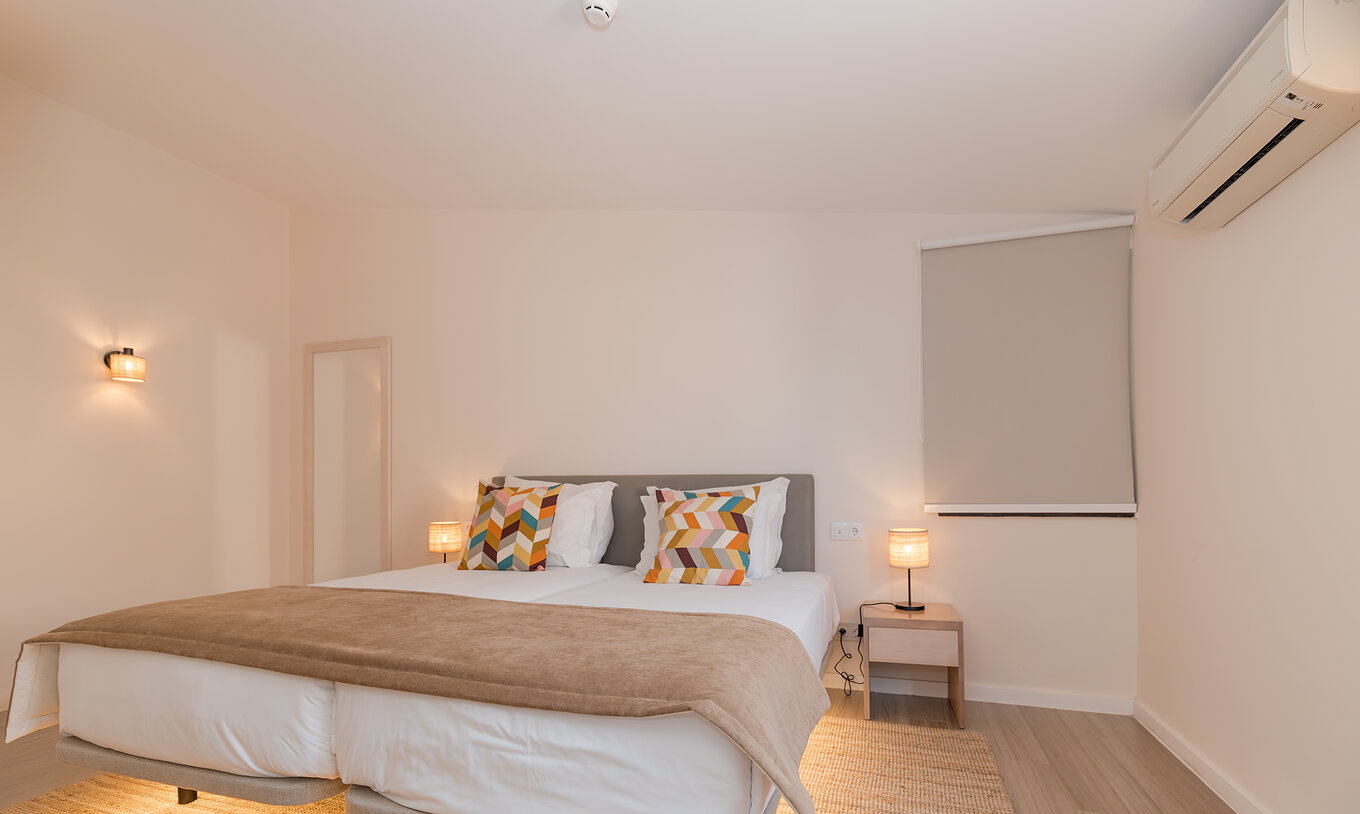 Villa 2 Habitaciones Premium en Pestana Alvor Beach Villas tiene habitación con dos camas, mesita y aire acondicionado