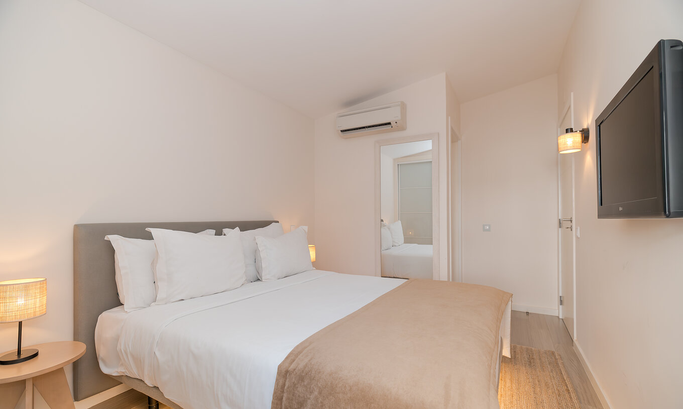 Villa 2 Habitaciones Superior Vista Jardín en Pestana Alvor Beach Villas tiene habitación con cama doble y TV