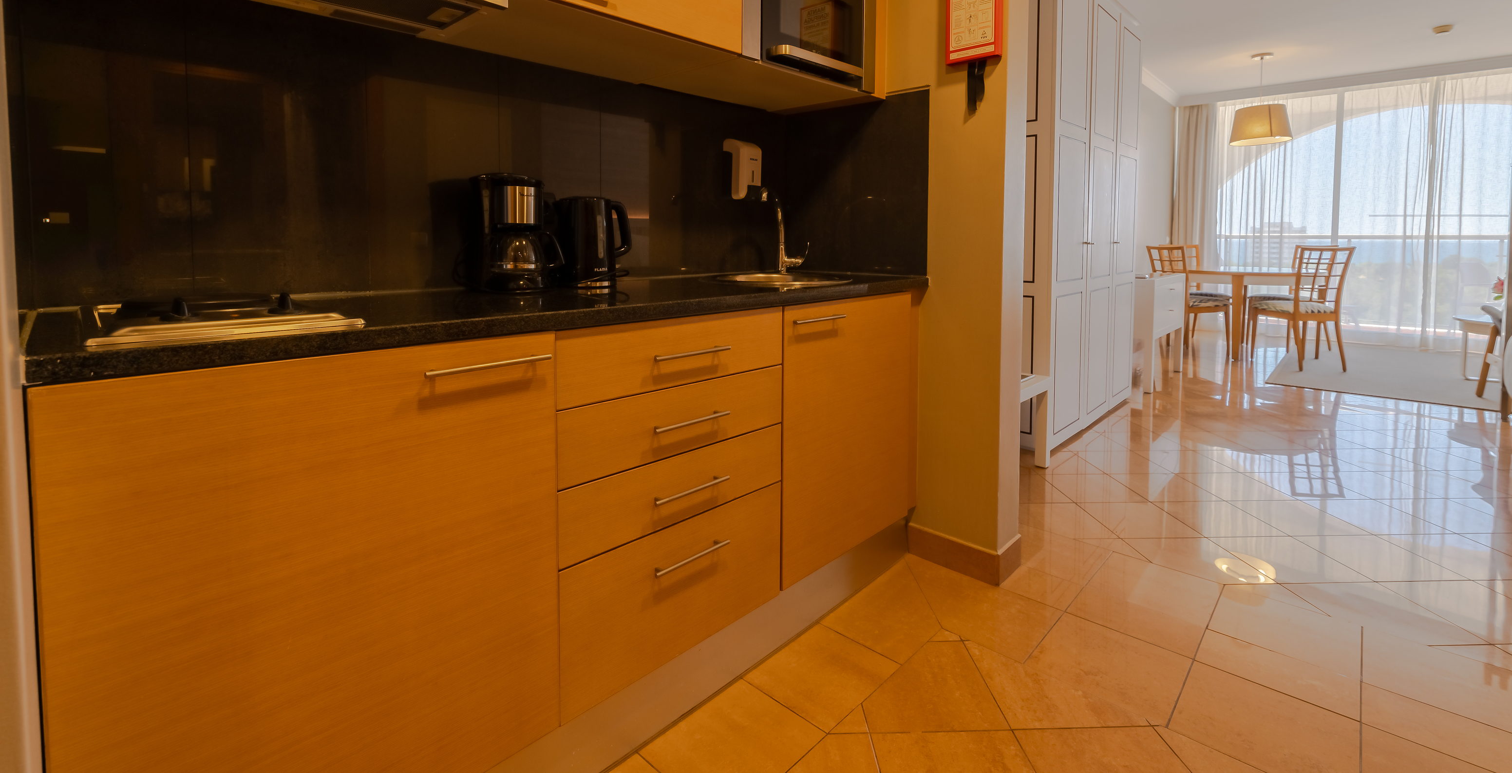 El T0 - Estudio Premium del Pestana Alvor Park tiene una cocina con tetera, microondas y estufa