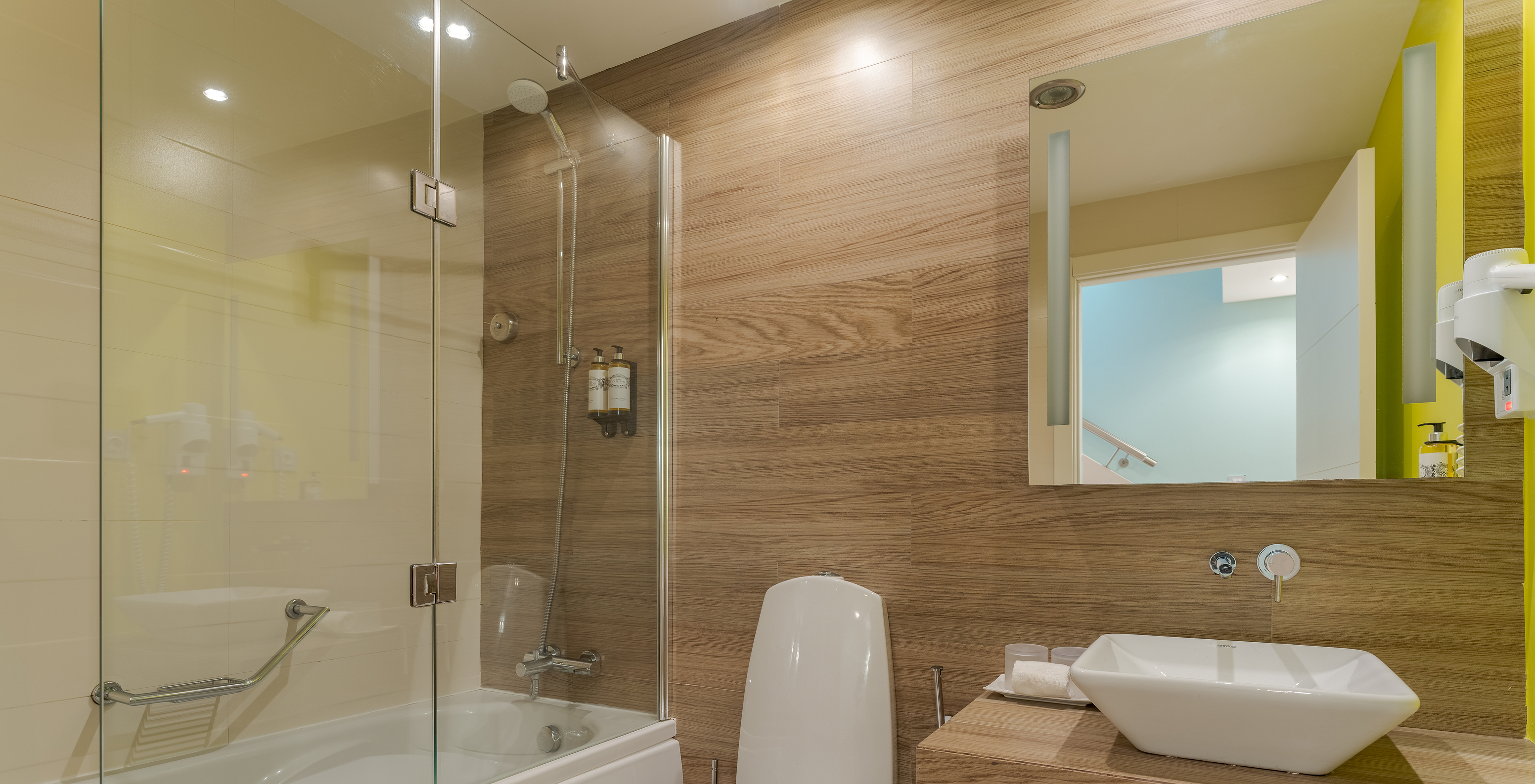 El Estudio con piscina de inmersión privada del Pestana Alvor Praia tiene baño con inodoro, bañera y lavabo