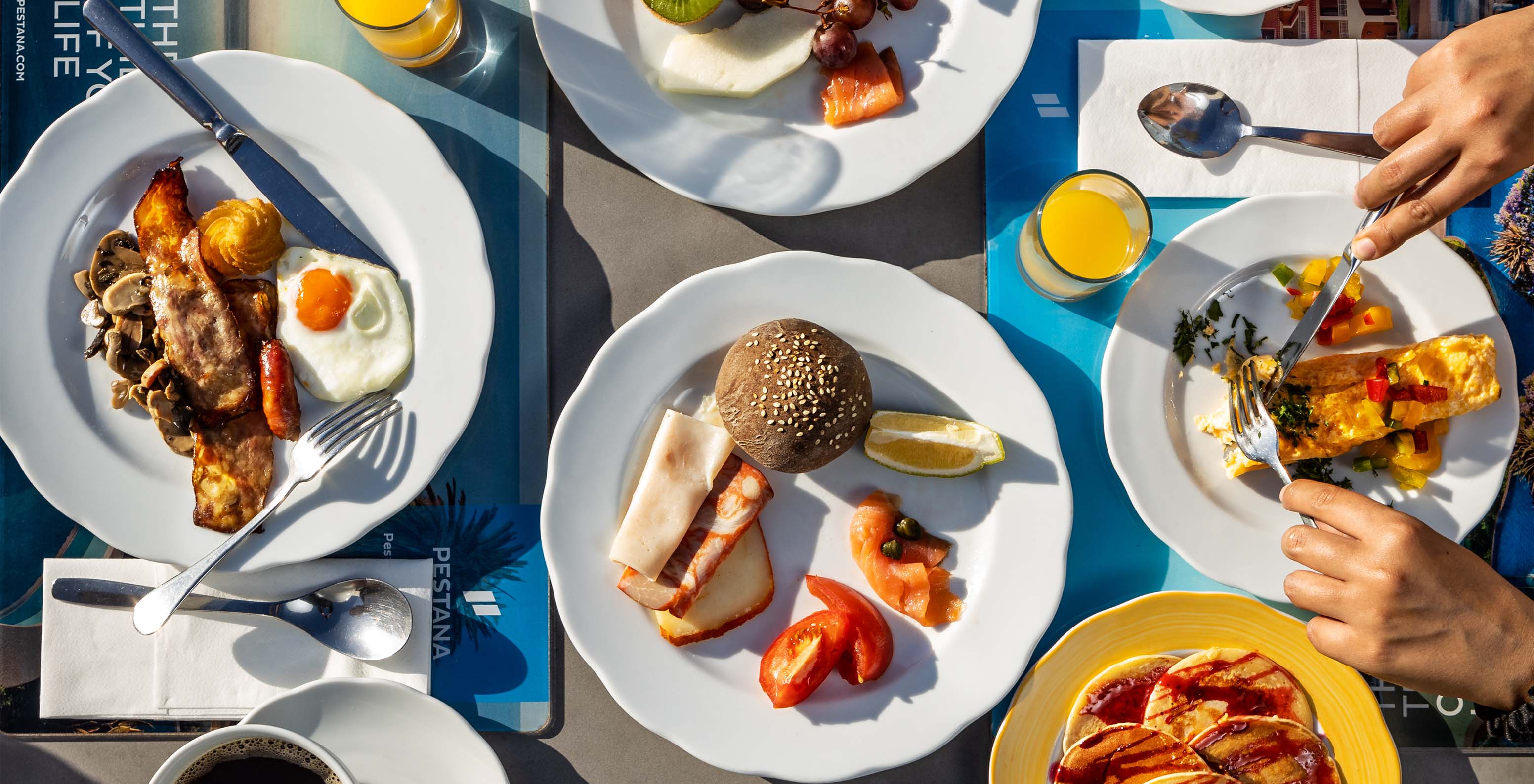 Desayuno con opciones variadas como pan, huevos y zumos en Pestana Alvor Praia, Hotel con SPA, Piscina y Acceso a la Playa