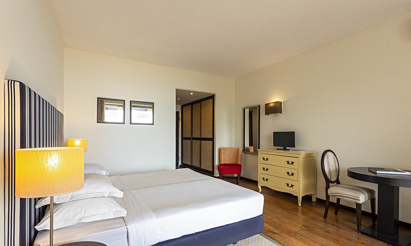 El Cliff Studio en Pestana Alvor Praia tiene un dormitorio con una cama doble, una televisión, un espejo y un armario