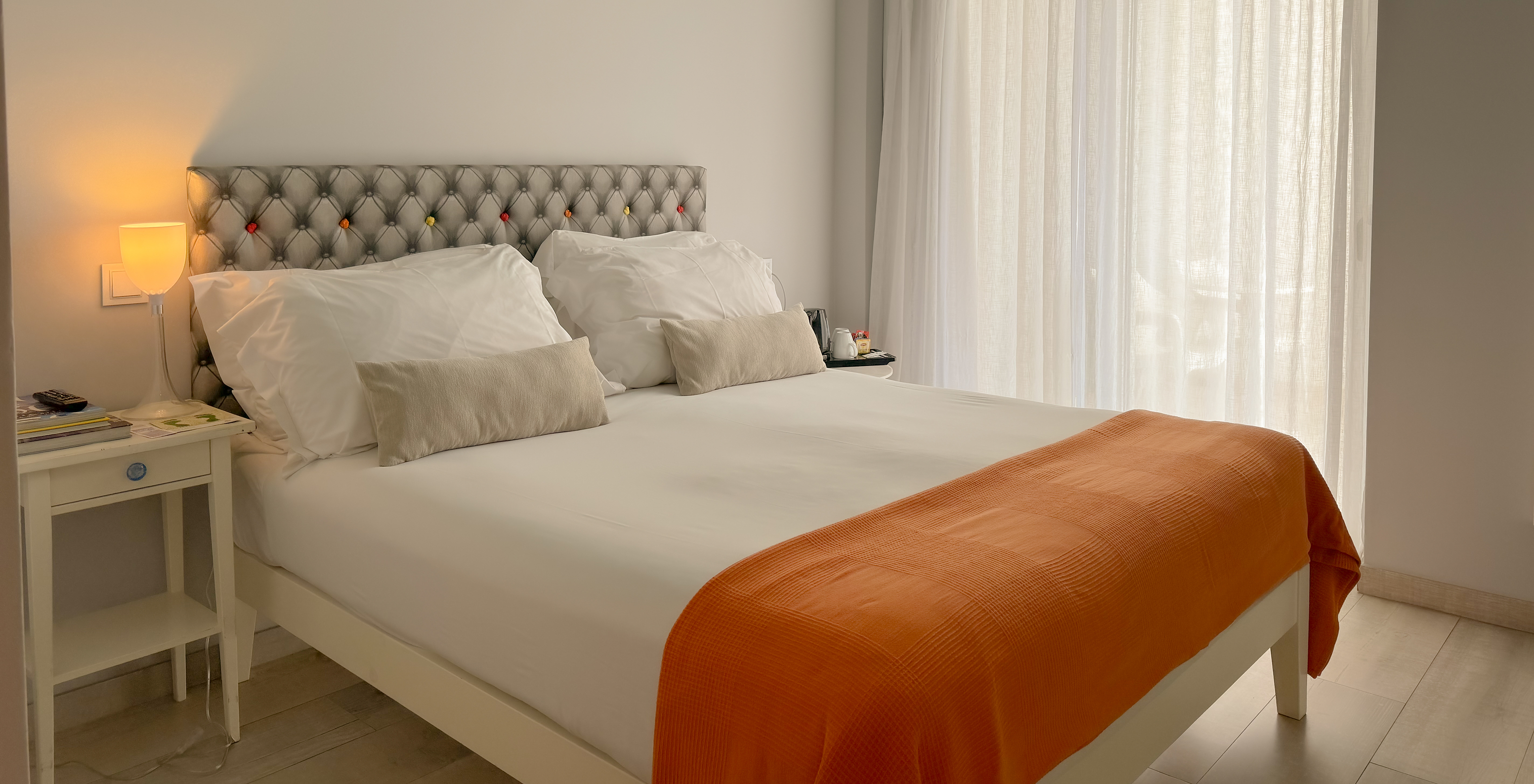 El Deluxe - Exclusivo Website del Pestana Alvor South Beach tiene cama matrimonial con terraza o balcón con vista al jardín