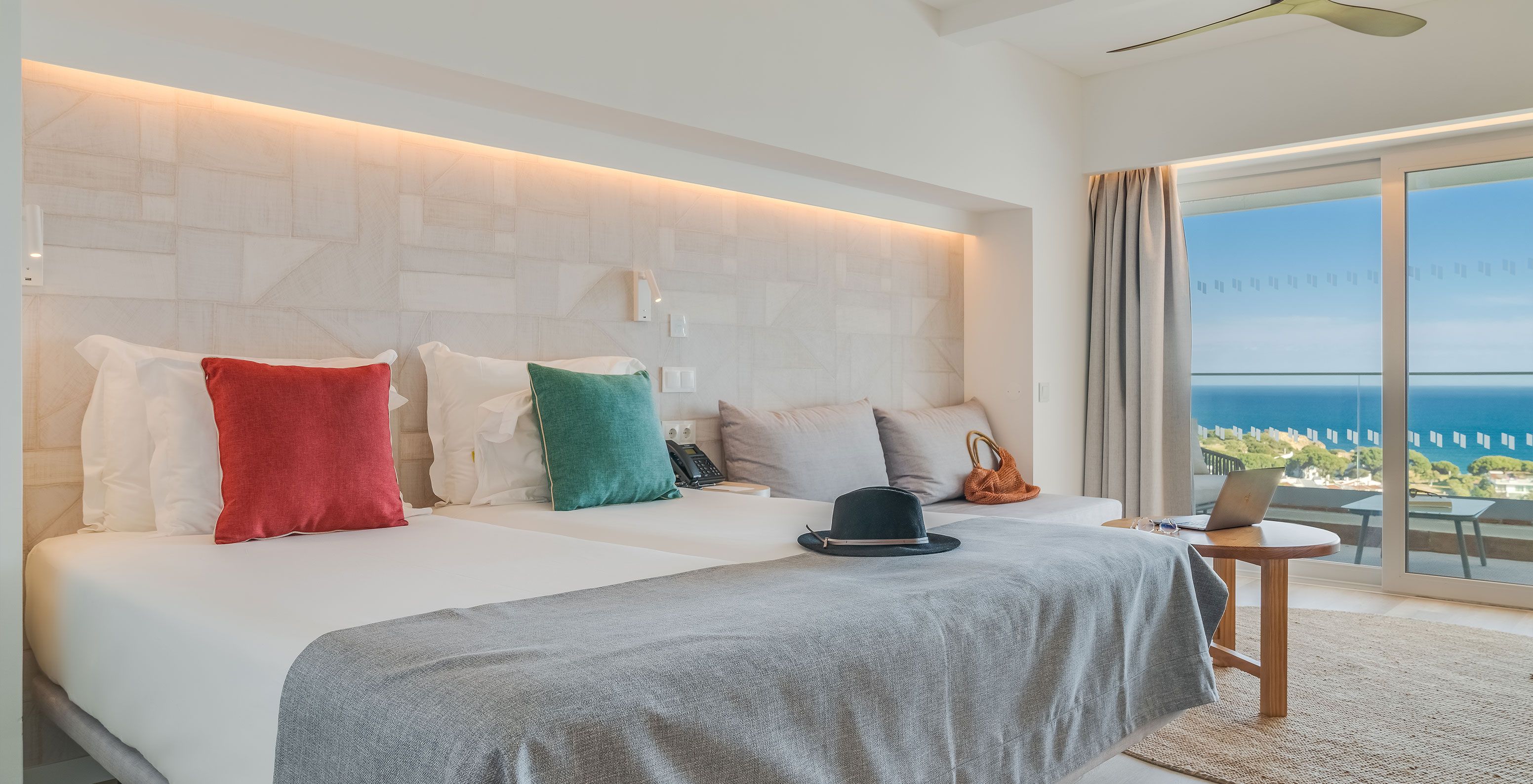 El Cuarto Clásico Vista Mar del Pestana Blue Alvor Beach tiene dos camas individuales con sábanas blancas y un sofá