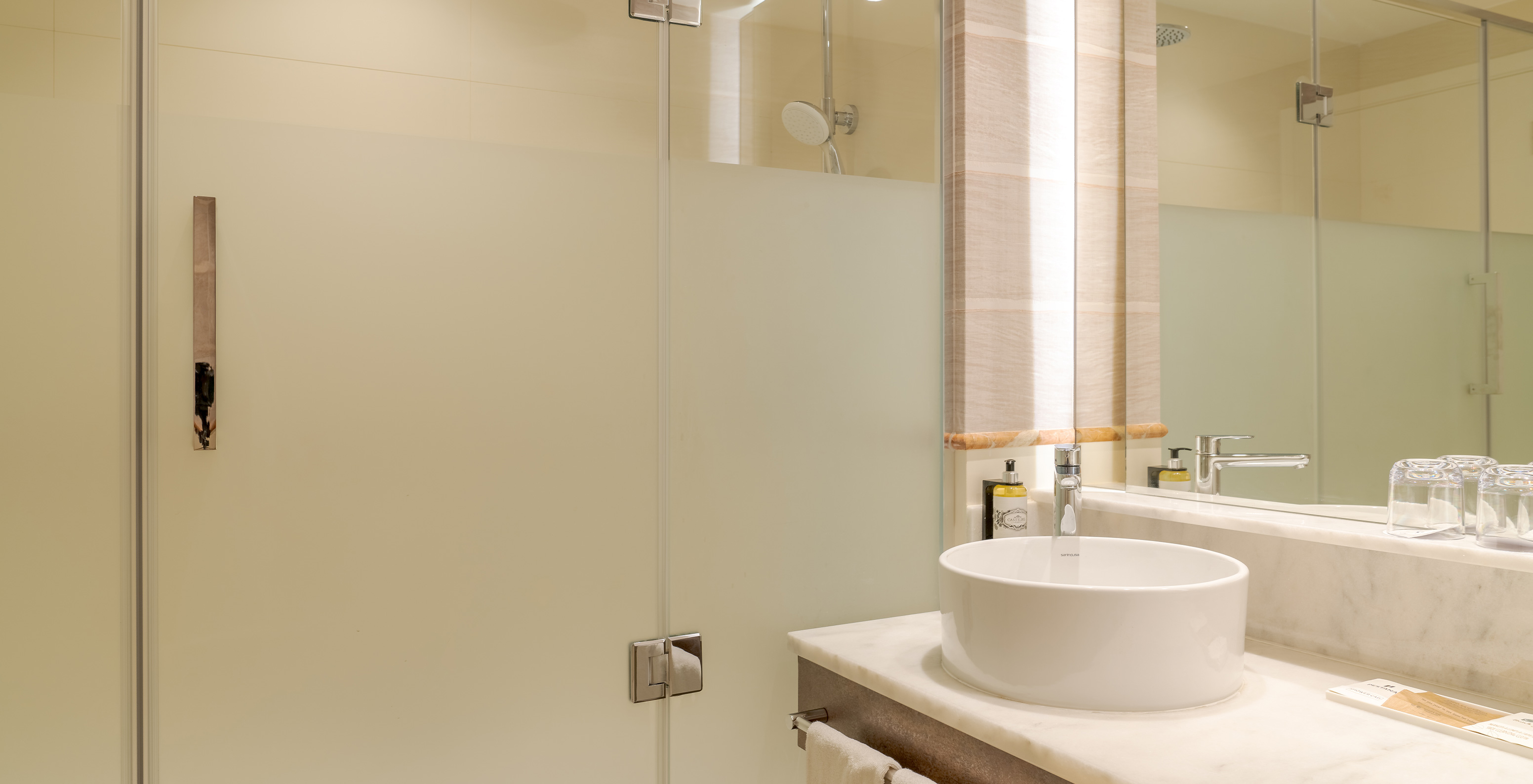 El Cuarto Familiar del Pestana Blue Alvor Beach tiene baño con lavabo, espejo, toallas y ducha