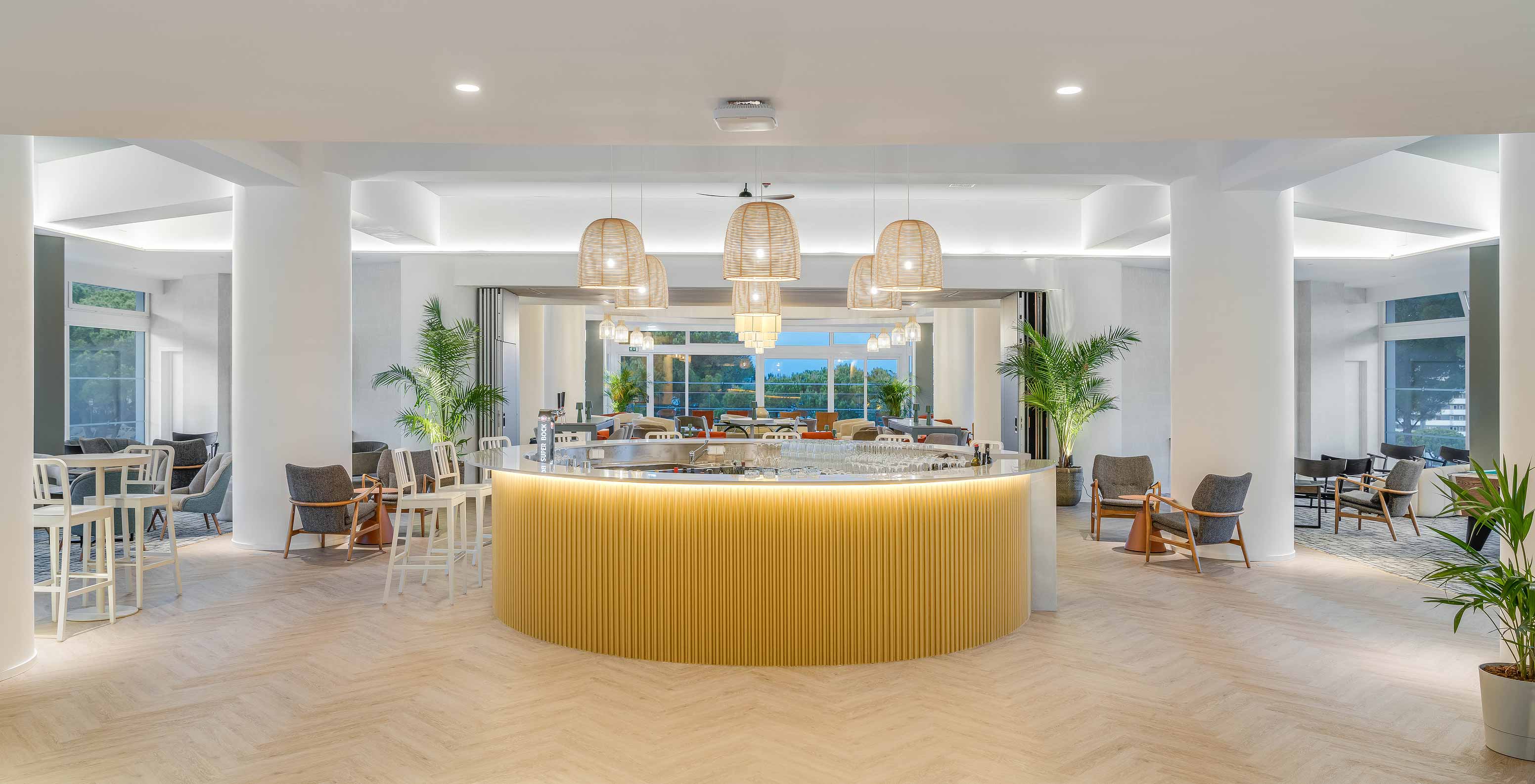 El bar Bubbles, del Hotel Todo Incluido en el Algarve, tiene barra central, luz natural y sillas cómodas