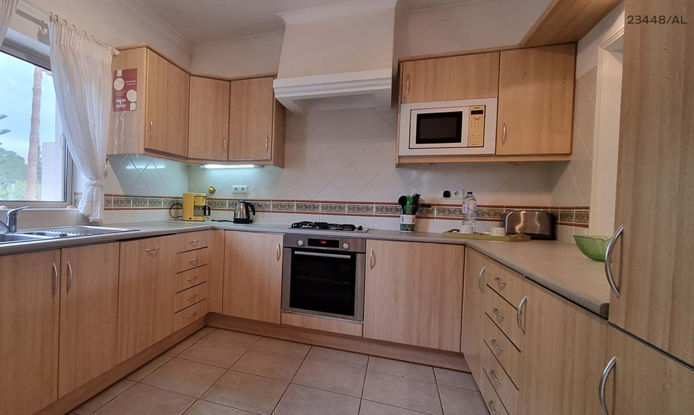 El apartamento Pestana Carvoeiro Golf T1 Estándar tiene una cocina equipada con gabinetes de madera y electrodomésticos