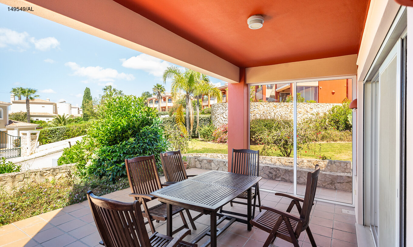 El apartamento Pestana Carvoeiro Golf T2 Superior tiene un balcón con mesa y seis sillas de madera