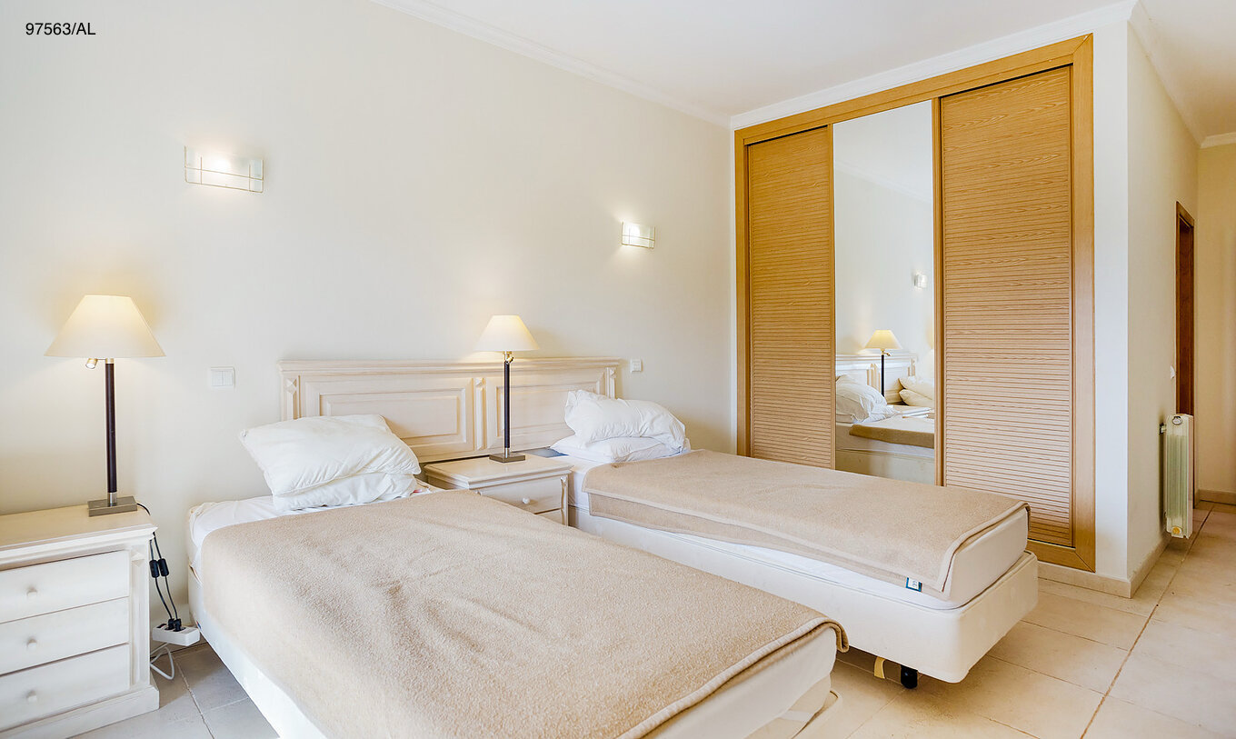 El apartamento Pestana Carvoeiro Golf T3 Superior tiene un dormitorio con dos camas individuales y una mesita de noche