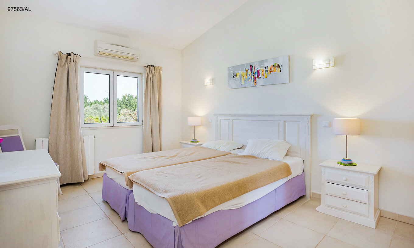 El apartamento Pestana Carvoeiro Golf T3 Superior tiene un dormitorio con dos camas individuales y una mesita de noche