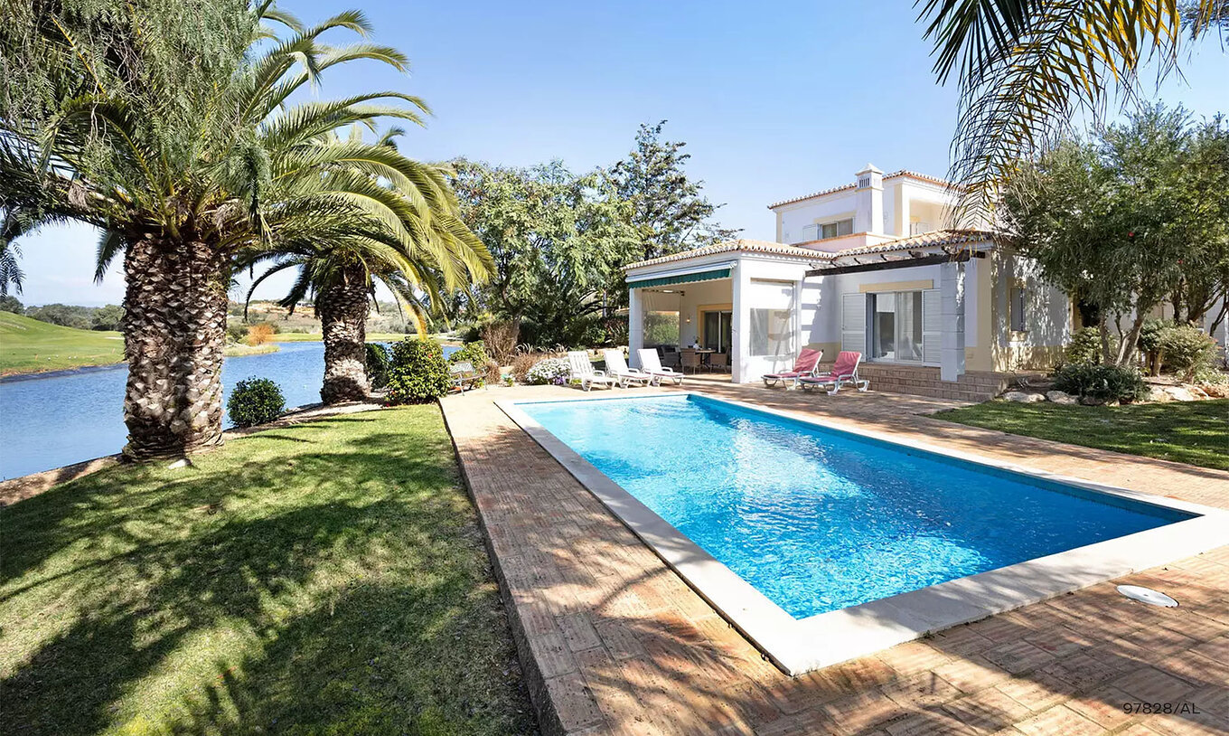 La villa Pestana Carvoeiro Golf V3 Estándar tiene un patio exterior con césped y piscina rectangular