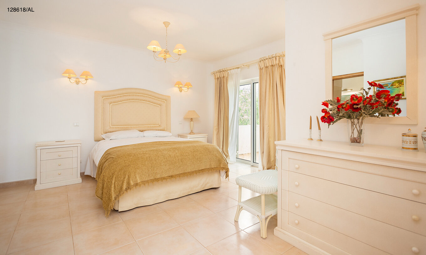 La villa Pestana Carvoeiro Golf V3 Superior tiene un dormitorio con cama doble, espejos y ventana con balcón