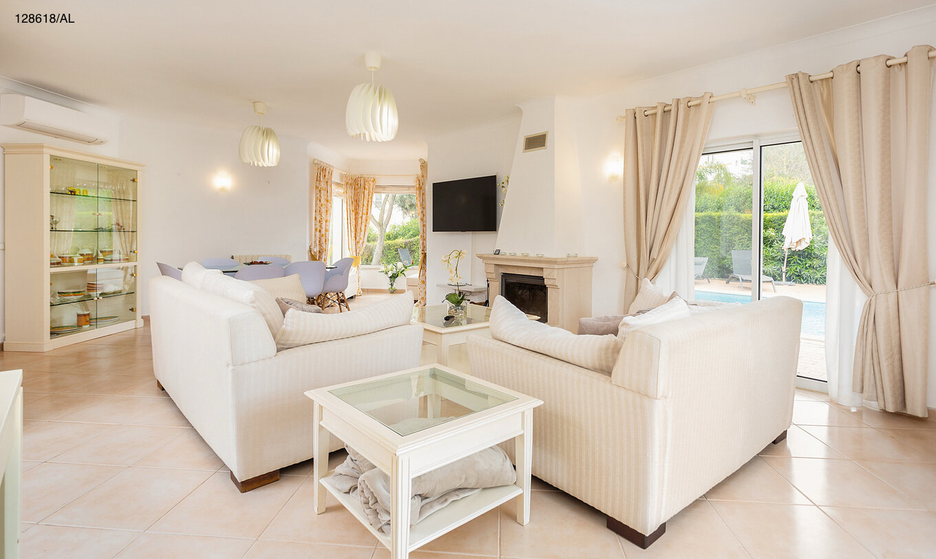 La villa Pestana Carvoeiro Golf V3 Superior tiene una sala de estar con dos sofás, TV y vista exterior