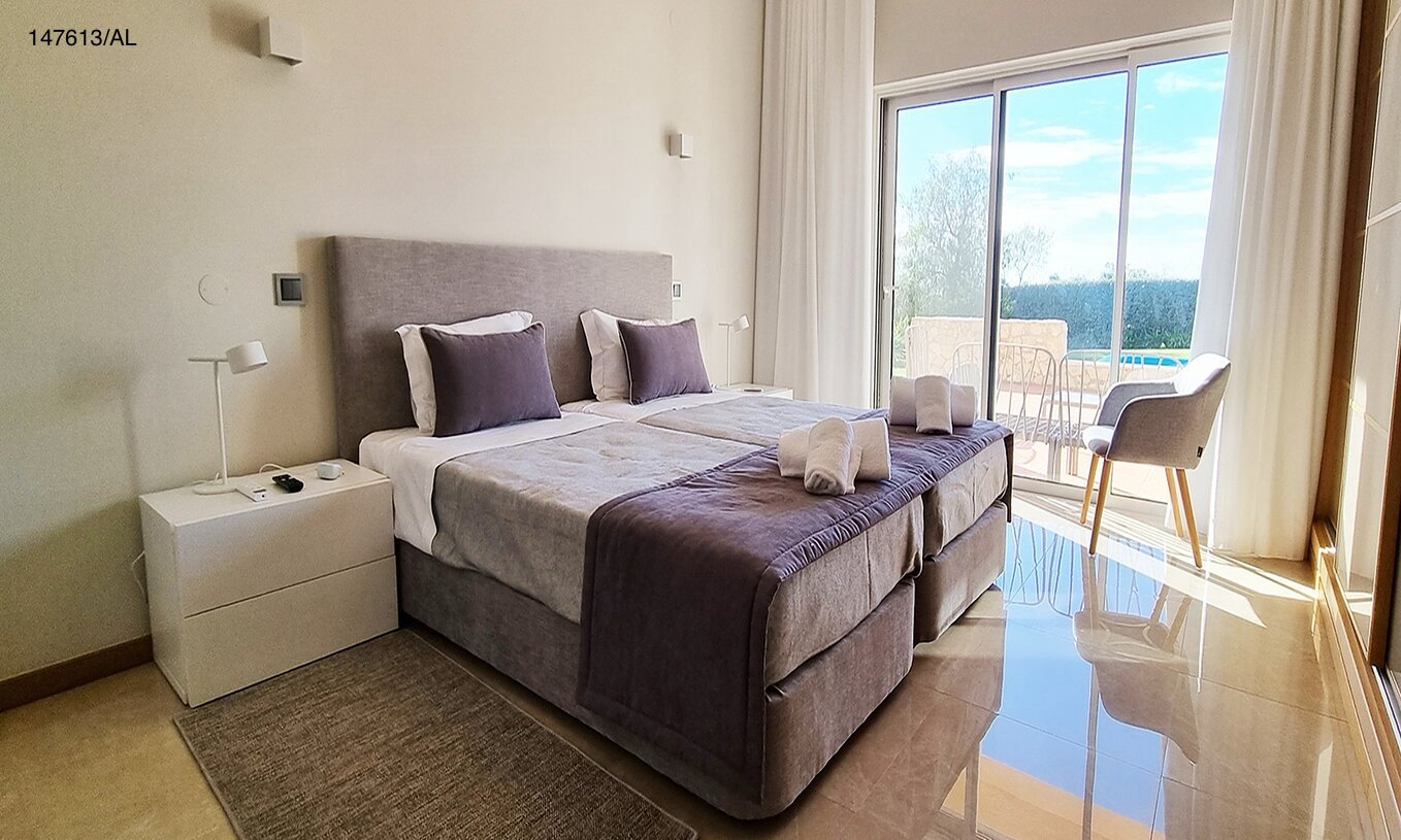 La villa Pestana Carvoeiro Golf V5 Superior tiene un dormitorio con dos camas individuales y una mesita de noche
