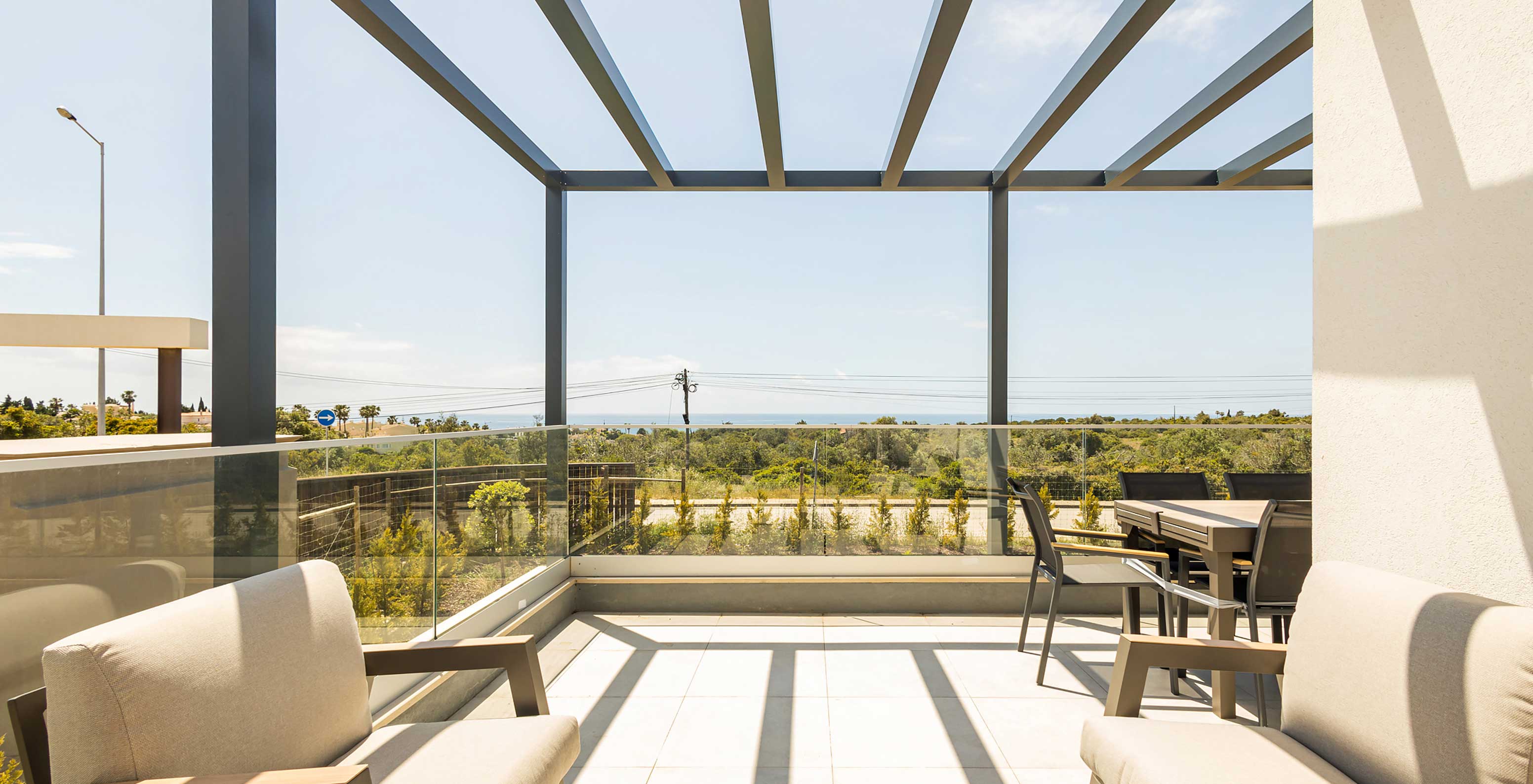 Apartamento en Pestana Valley Nature Village con una terraza con sofás y una mesa de comedor