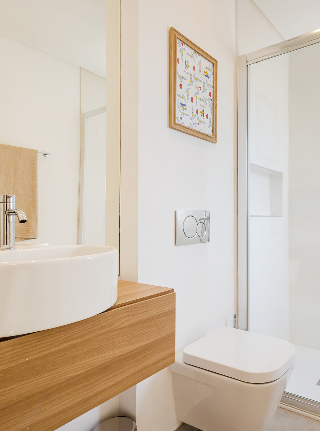 Apartamento de 2 habitaciones en primera planta en Pestana Valley Nature Village tiene un lavabo, un inodoro y una ducha