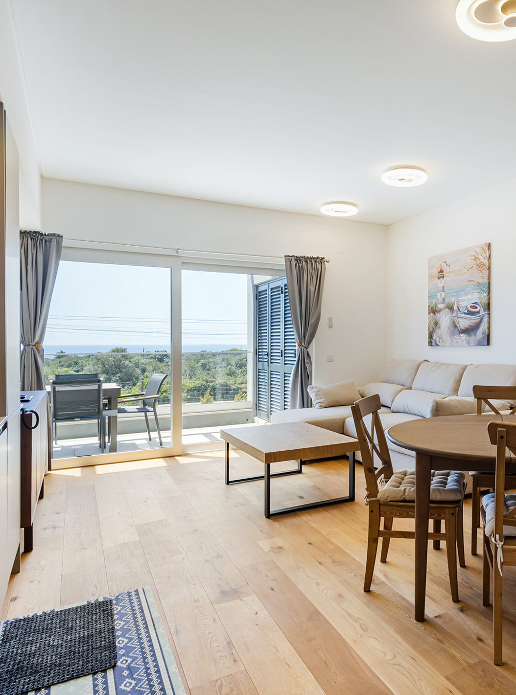 Apartamento de 2 habitaciones en primera planta en Pestana Valley Nature Village tiene una mesa de comedor, un sofá y vistas