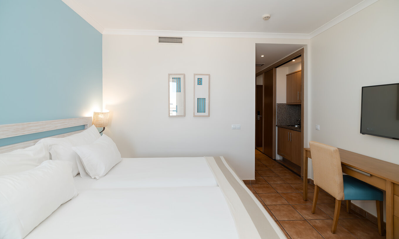 El Deluxe Vista Mar Lateral del Pestana Viking tiene dos camas, televisión y cocina pequeña