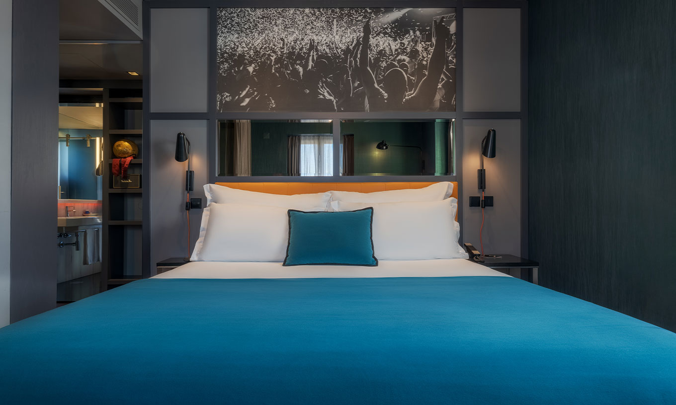 El CR7 Superior Corner del Pestana CR7 Lisboa tiene una cama doble y un espejo sobre la cama