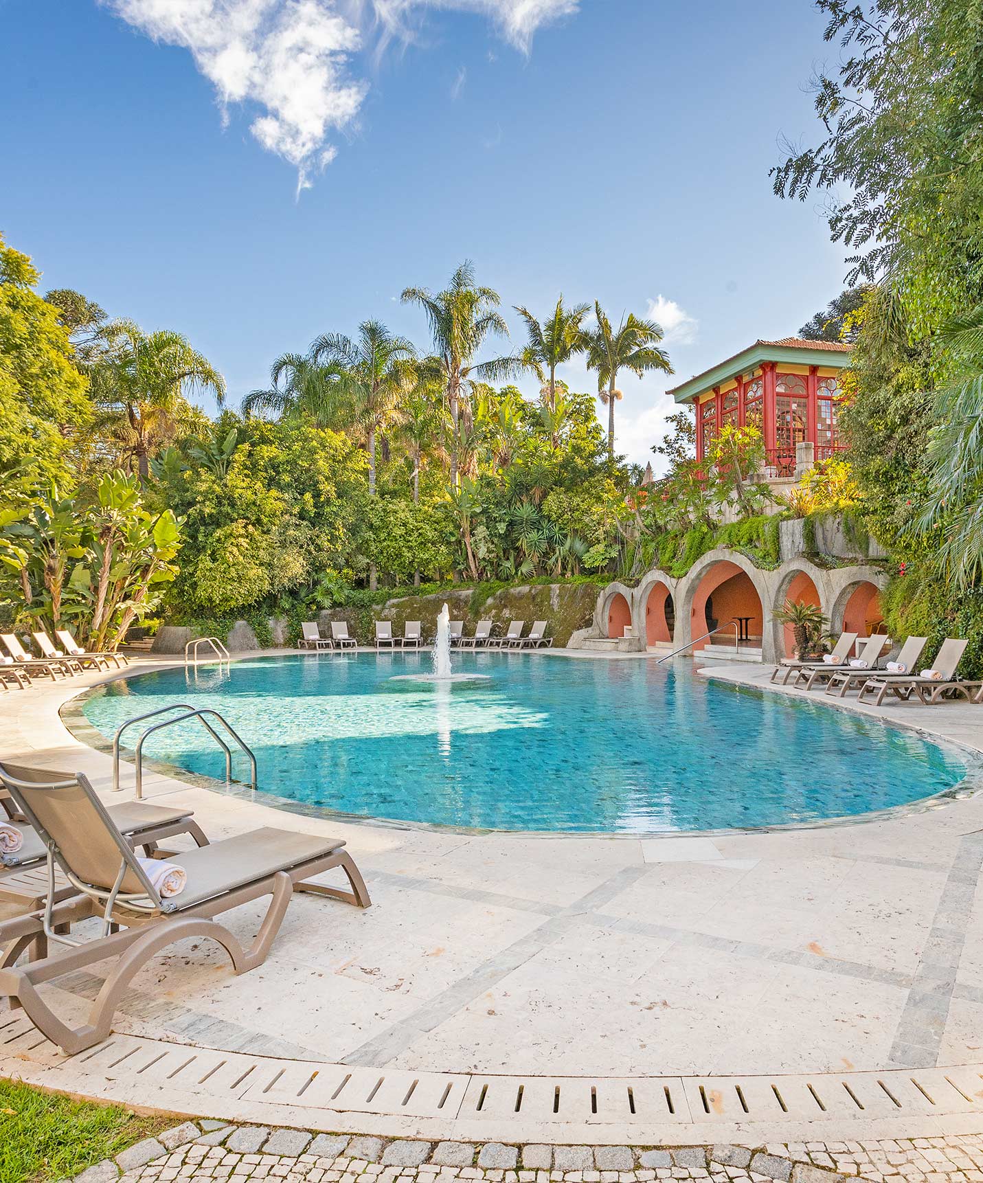 El Pestana Palace Lisboa es un hotel en un palacio en Lisboa, con piscinas y spa, que cuenta con piscina exterior e interior