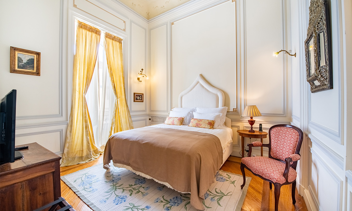 La Suite D. Amélia del Pestana Palace Lisboa tiene una cama matrimonial, mesa de noche, una silla, alfombra y ventana